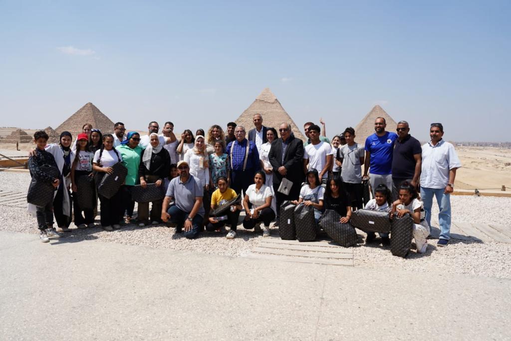 أدباء مصر في ضيافة “بيراميدز” بالأهرامات