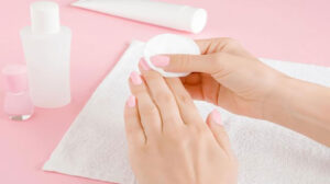 بالخل والليمون.. حضري مزيل طلاء الأظافر بنفسك فى المنزل