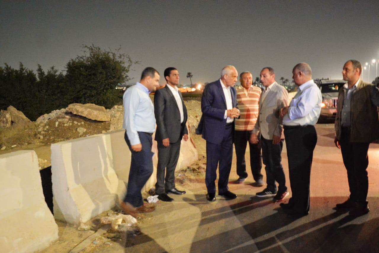 رفع المخلفات بالطرق ومحاور الجيزة