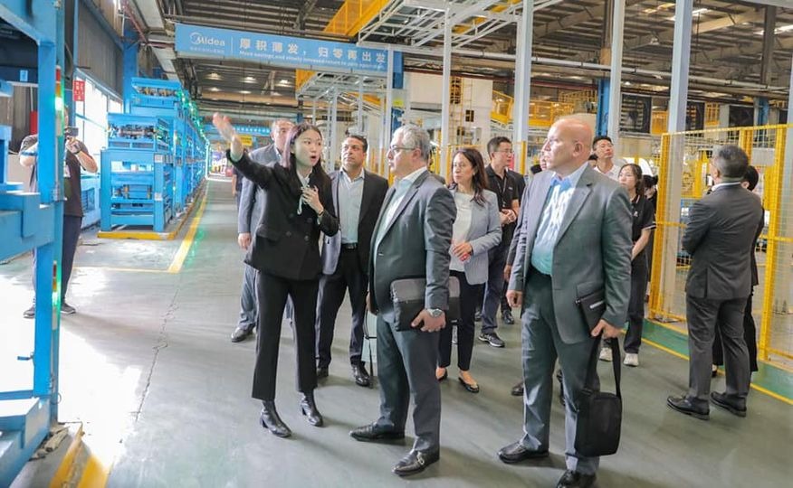 رئيس اقتصادية قناة السويس يتفقد خطوط إنتاج ميديا للأجهزة الكهربائية