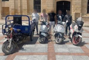 ضبط  تشكيل عصابي لسرقة الدراجات النارية ومتعلقات المواطنين بالخليفة