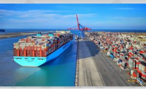 نجاح جهود تعويم سفينة شحن جنحت فى قناة السويس