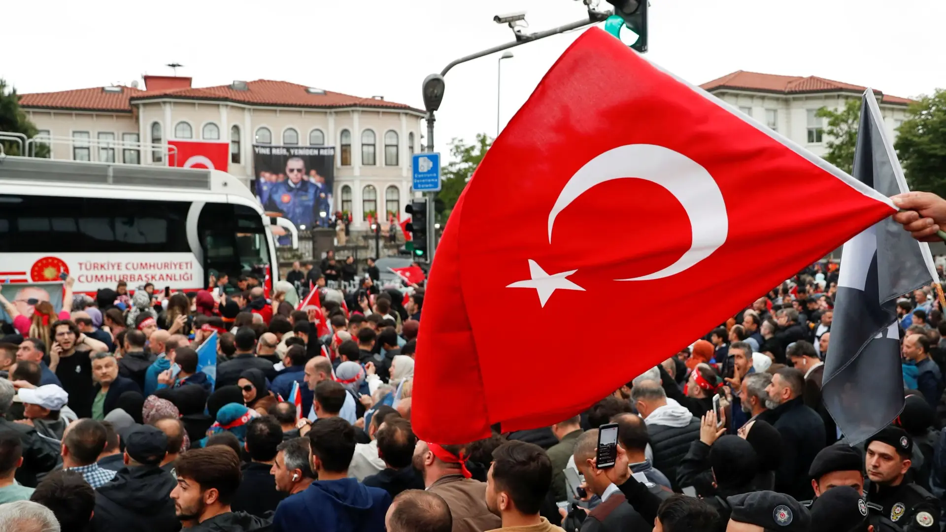  أردوغان يحتفل مع أنصاره بفوزه بالانتخابات الرئاسية