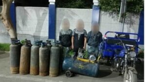 ضبط 3 أشخاص بحوزتهم 10 أنابيب أكسجين مسروقة من ورشة طلاء بمنشاة ناصر