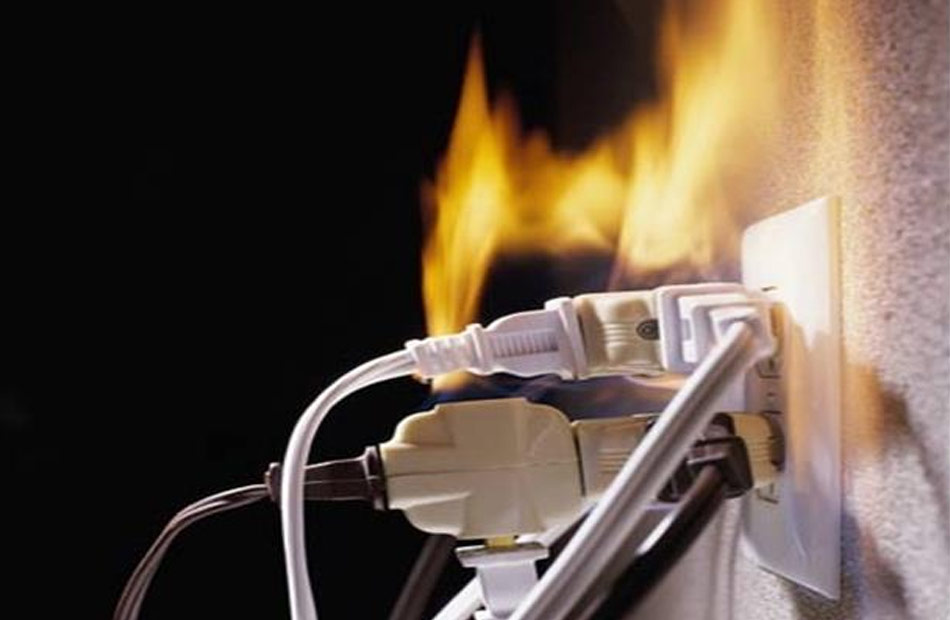 اندلاع ماس كهربائي بشقة في أسيوط وإصابة 4 أشخاص