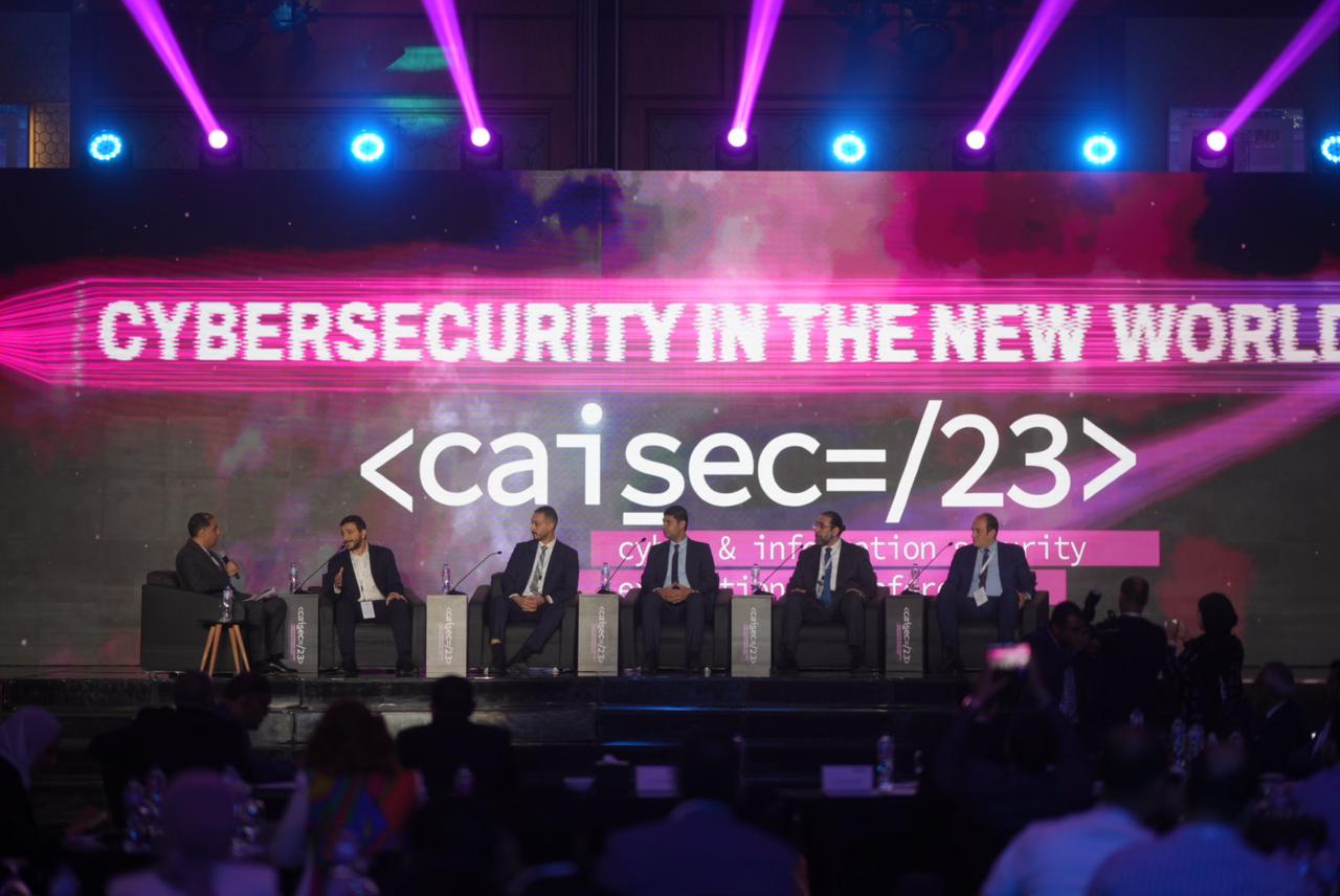 في جلسة تشييد مركز عمليات الأمن السيبراني: الذكاء الاصطناعي سلاح ذو حدين يستخدمه المدافعين والمهاجمين