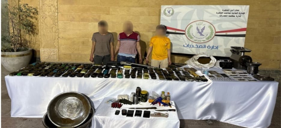 العثور على مصنع لإنتاج الحشيش والايس والهيدرو والبودر داخل شقة بالسلام