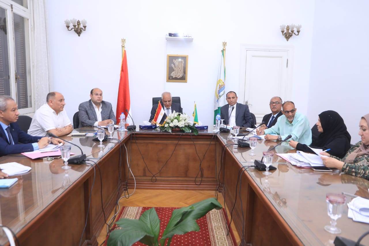 محافظ الجيزة يوجه بالتعامل الحازم حيال مخالفات تحويل النشاط السكنى الي تجارى ومخالفات البناء