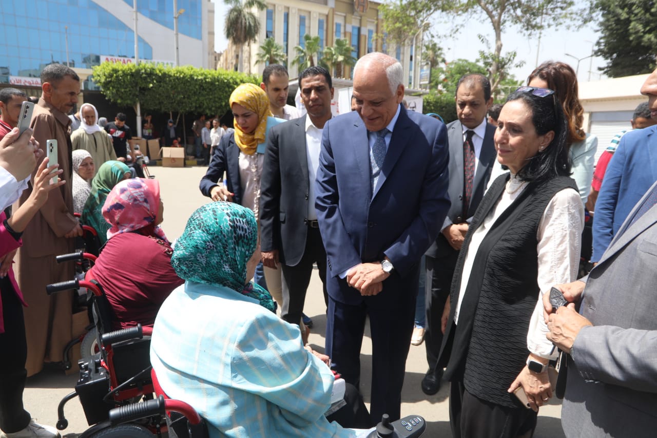 محافظ الجيزة يسلم ٥٧ موتوسيكل مجهز طبياً ضمن مبادرة رئيس الجمهورية “قادرون بإختلاف “