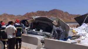 إصابة 3 أشخاص في انقلاب سيارة بالطريق الدولي بجنوب سيناء