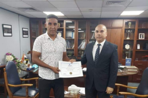 تكريم موظف بشركة مصر للطيران في مطار الغردقة لأمانته باسترداد مبلغ مالي لصاحبه.