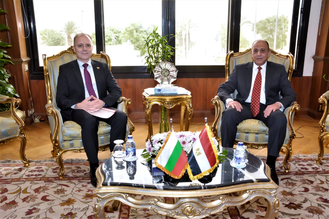 وزير الطيران المدنى يلتقي سفير بلغاريا لاستعراض أوجه التعاون المشترك فى مجال النقل الجوى