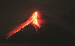 حمم بركان مايون بالفلبين تتسبب في هروب الآلاف من منازلهم