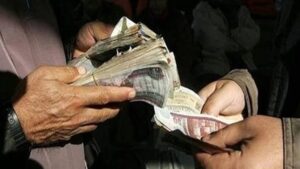 حبس 3 متهمين بسرقة مبلغ مالي من داخل سيارة شخص أجنبي