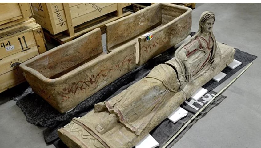 بعد التفاوض مع تاجر بريطاني.. إيطاليا تستعيد 750 قطعة أثرية تعود للقرن الـ 17 قبل الميلاد