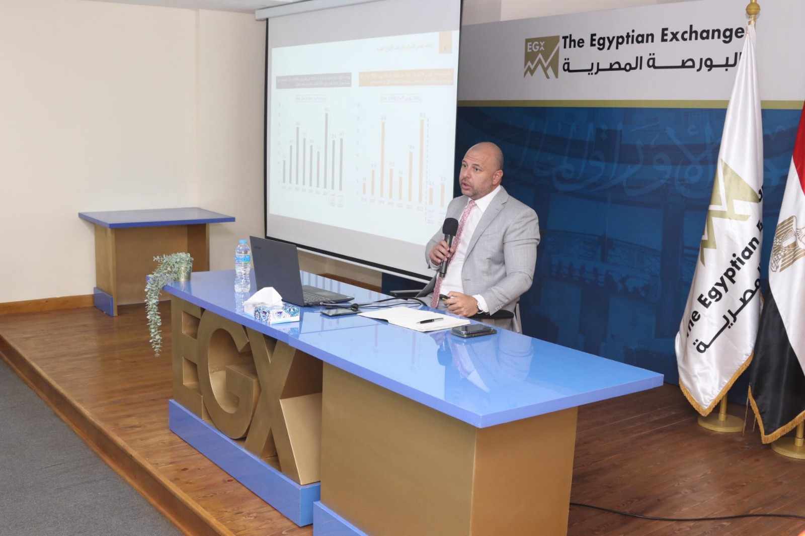 رئيس البورصة المصرية يلتقي مع قيادات الشركات المقيدة