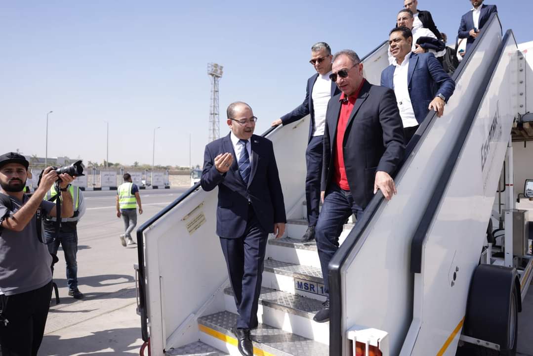 مطار القاهرة يستقبل بعثة النادى الاهلي بالورود بمبنى الركاب ١