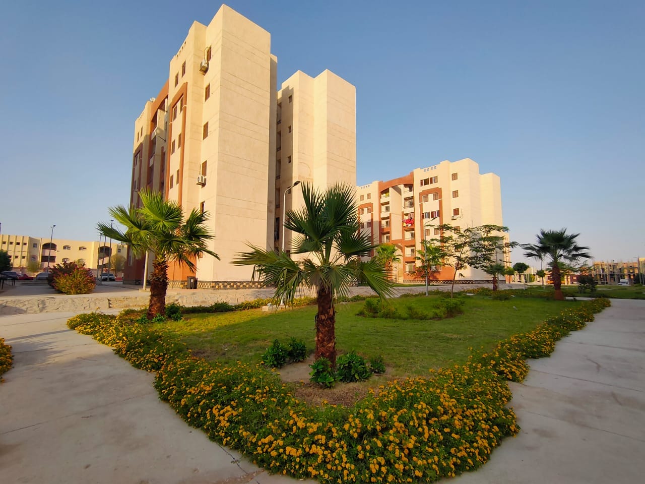 وزير الإسكان يتابع الموقف التنفيذي لمشروعات مدينة قنا الجديدة