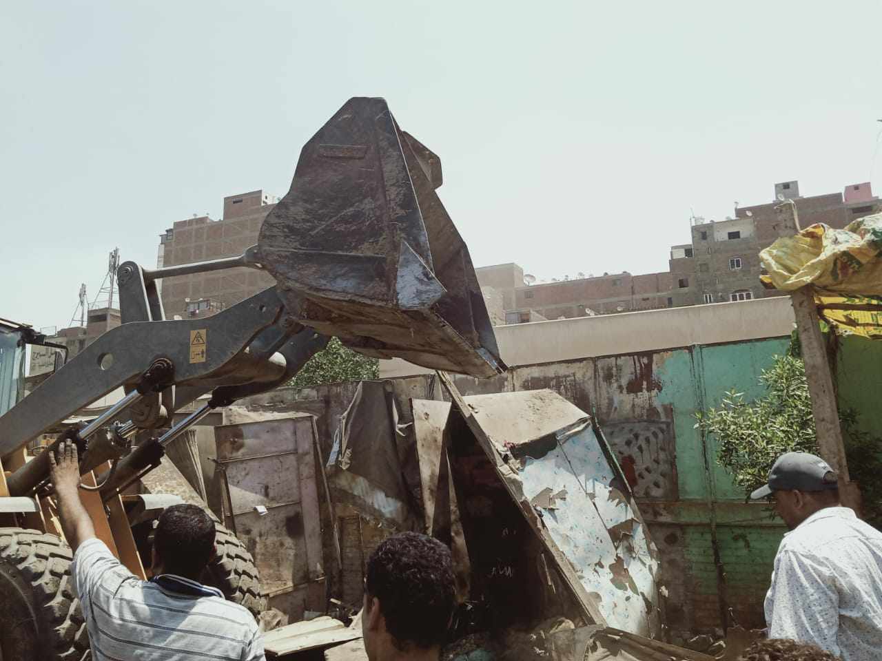 ازالة أكشاك وفتارين متعدية علي حرم سور محطة الصرف الصحي بالبوهي بإمبابة