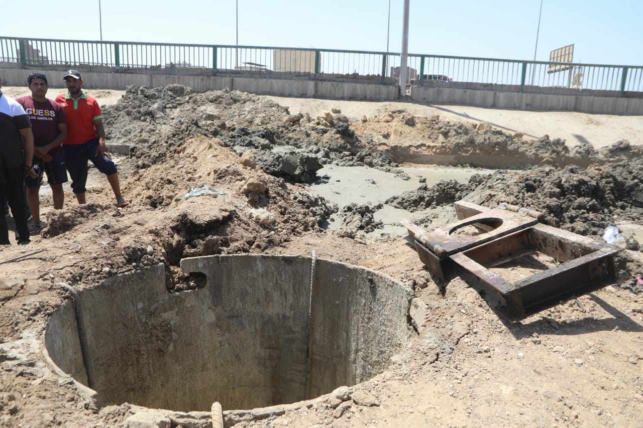 إصلاح ماسورة مياه ١٥٠٠مم بمنطقة أرض البحر بالطالبية