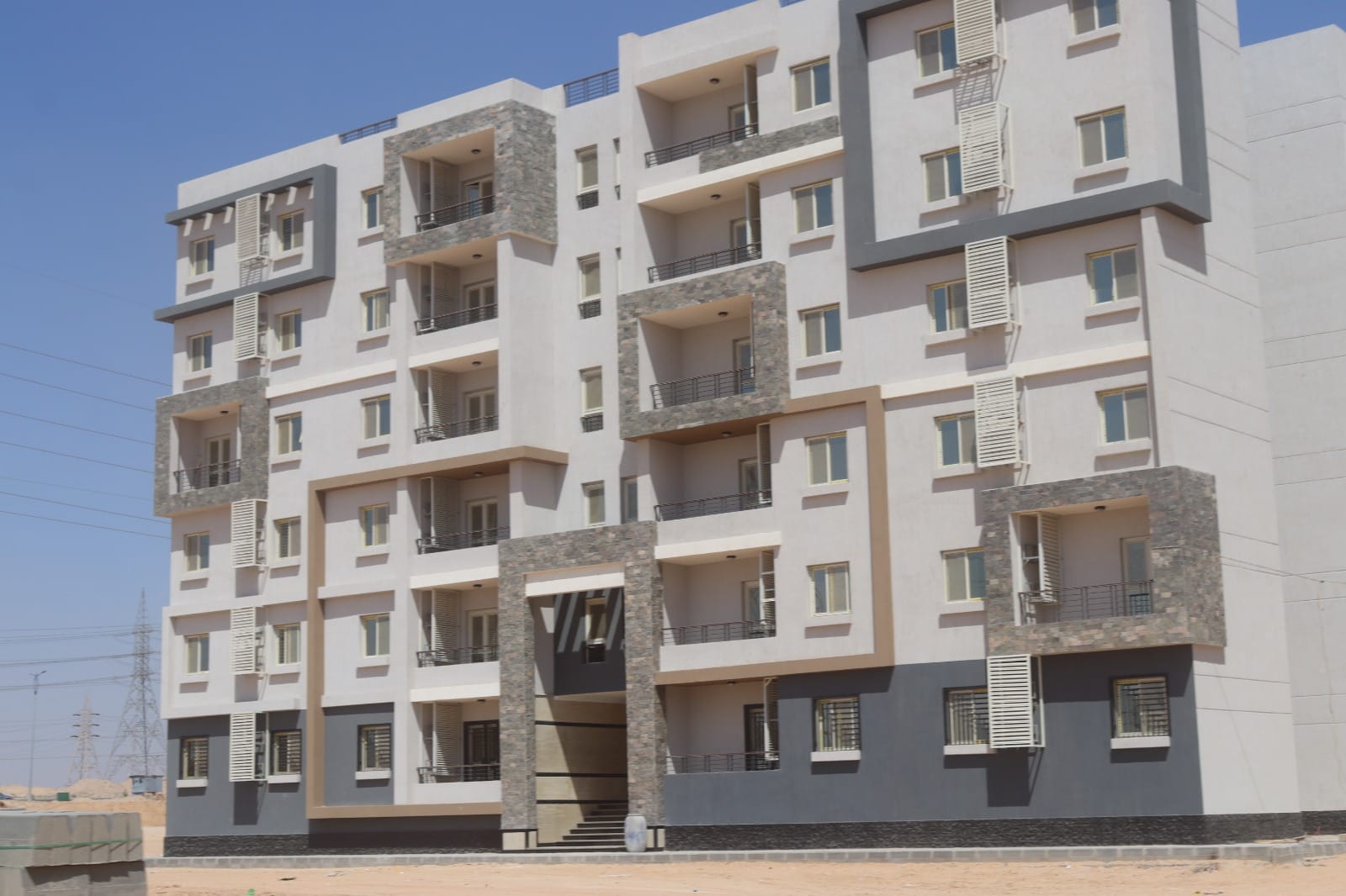 تقدم الأعمال بوحدات سكن كل المصريين ومشروعات الطرق في العاشر من رمضان