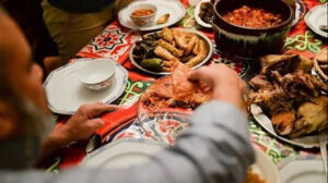 أبرزهم البصل والجرجير.. حسام موافى يحذر من تناول أطعمة تسبب مشاكل القولون