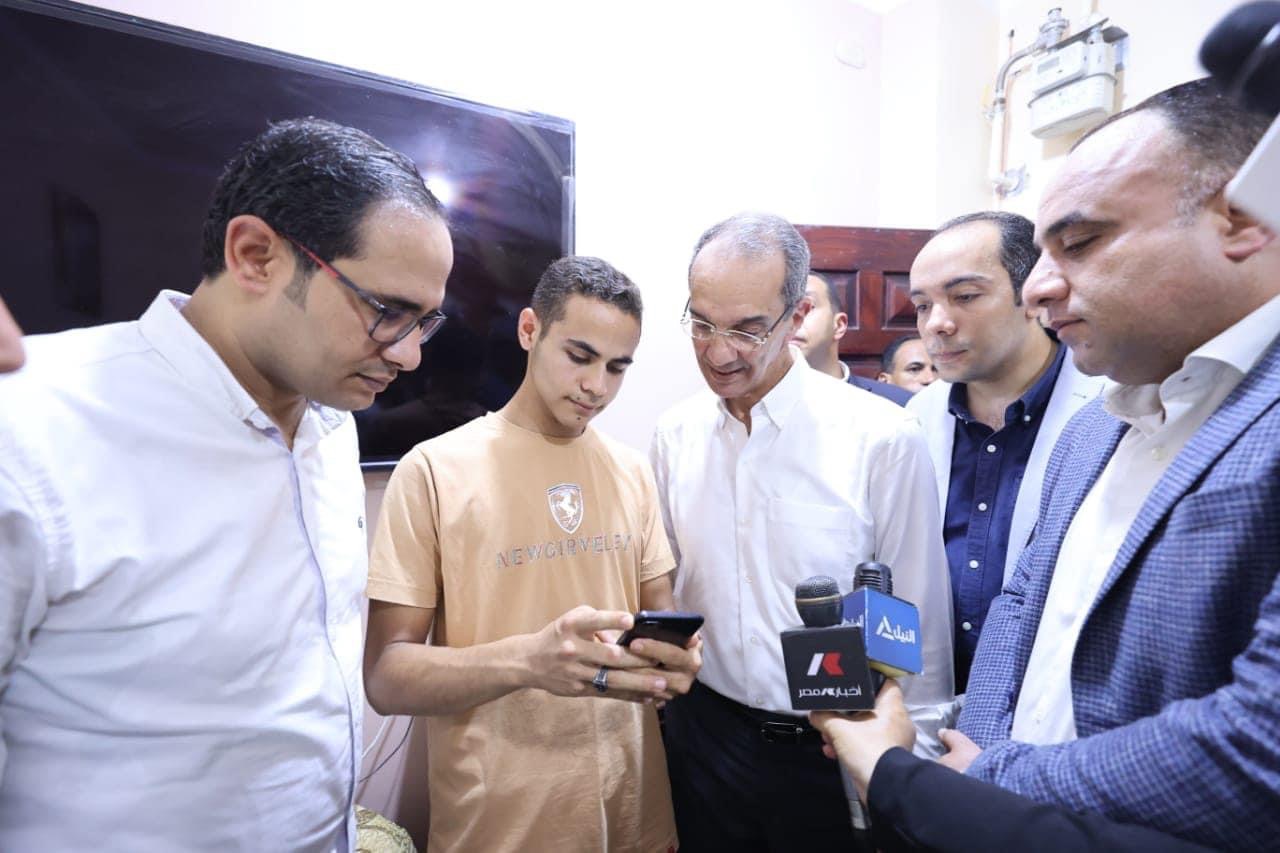وزير الاتصالات يفتتح ويتفقد عدد من مشروعات الوزارة بقرى حياة كريمة فى المنوفية