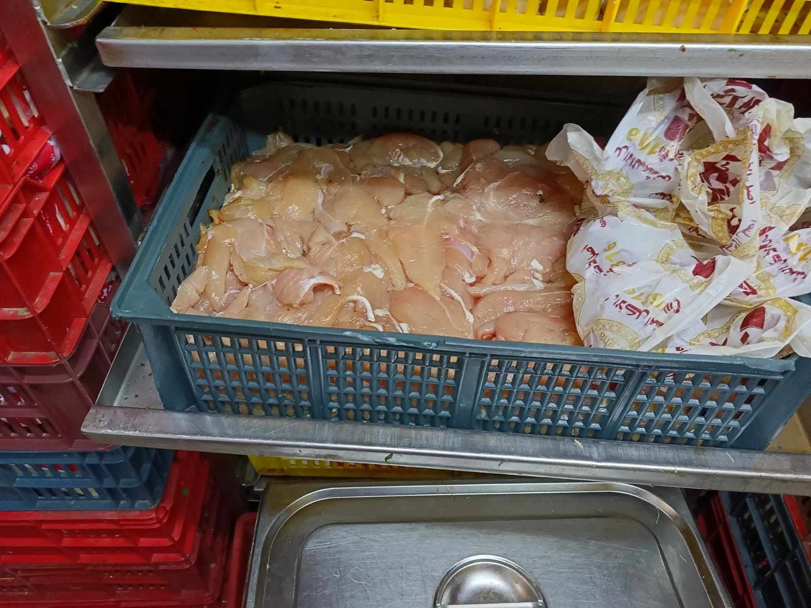 ضبط ٢.١ طن دواجن ولحوم  غير صالحة للاستهلاك الأدمي بالجيزة