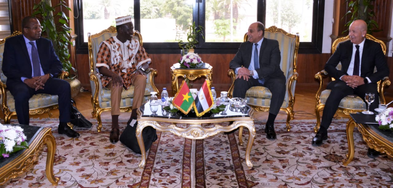 وزير الطيران المدنى يبحث مع وزير النقل بدوله  بوركينا فاسو سبل التعاون المشترك فى مجال النقل الجوي