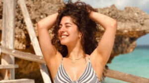 مايان السيد بإطلالة سوداء على البحر