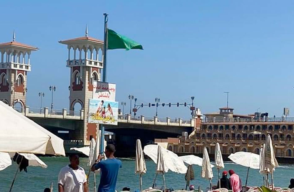 الرايات الخضراء تعود لشواطئ الإسكندرية مع انتهاء الإنذار البحري