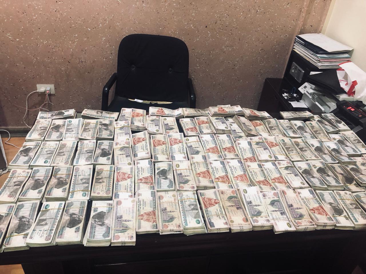 “عرفنا انه مختلس”..تفاصيل القبض على عصابة شرطة مزيفة استولت على 3 مليون جنية من محاسب بالتجمع الأول