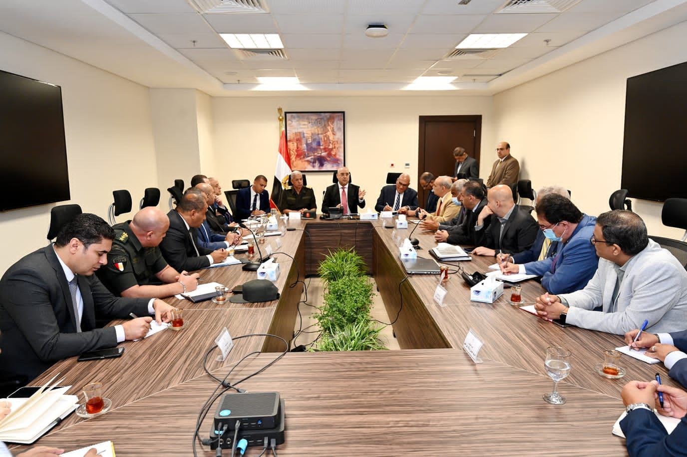 وزير الإسكان يبحث سبل دعم الصناعات المصرية وتعظيم المكون المحلي