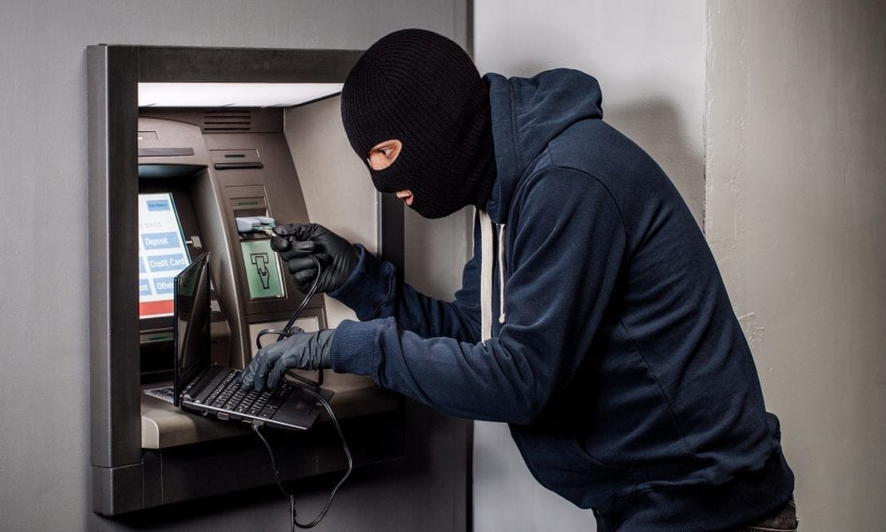 سقوط عامل غافل مواطن وإستبدل كارت الفيزا الخاص به بالدرب الأحمر