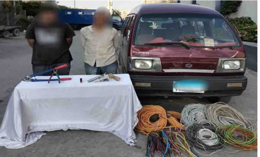 ضبط 4 لصوص لقيامهم بسرقة الأسلاك والهواتف وعدادات المياة بمناطق 15 مايو والخليفة والشروق