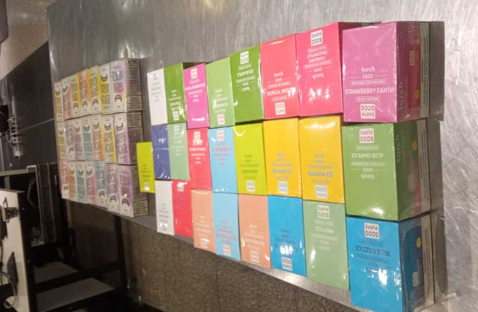 احباط محاولة تهريب 460 عبوة سجائر إلكترونية بمطار القاهرة