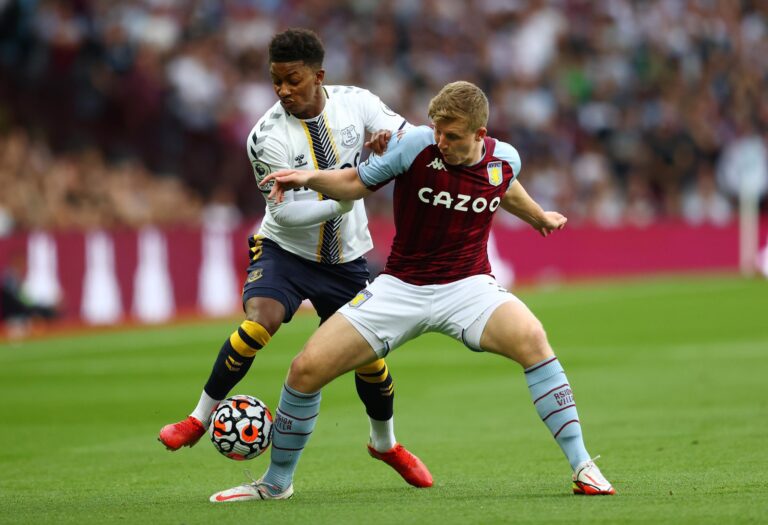 أستون فيلا ضد إيفرتون