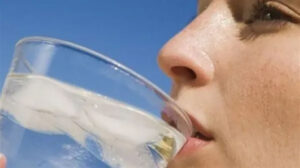 تجنب الإكثار من تناول الماء بسبب هذه الأضرار