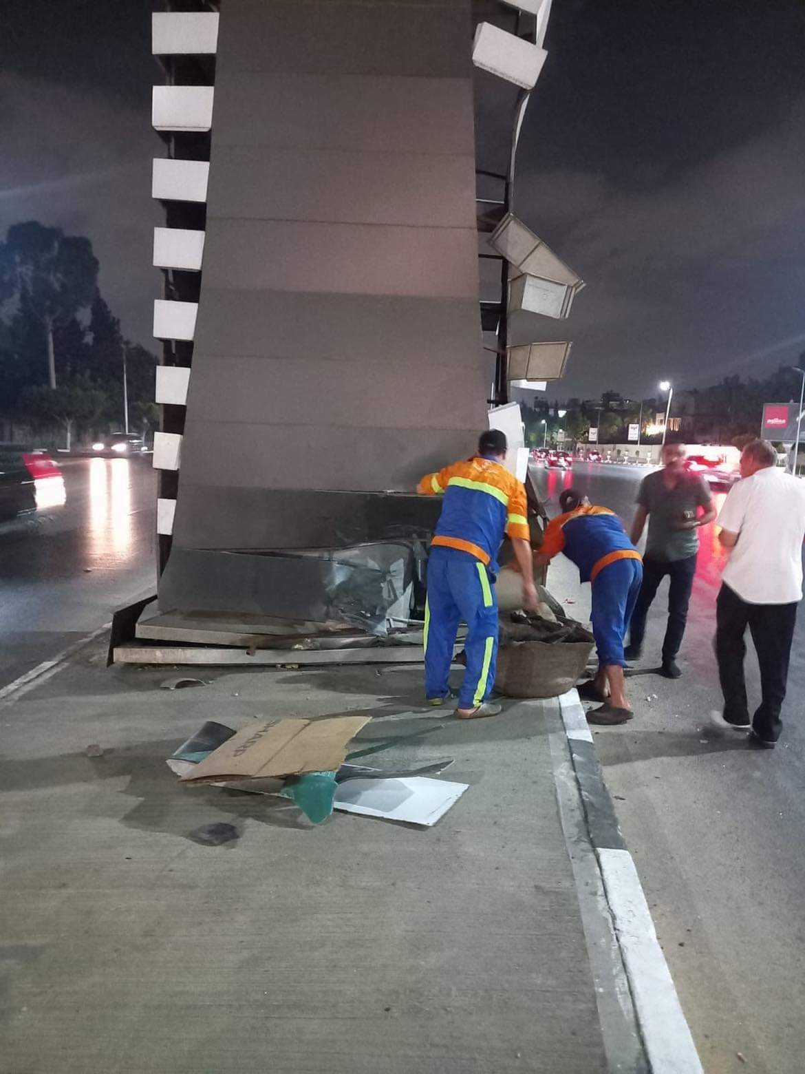 تهشم سيارة بعد اصطدامها بلوحة أعلانات ضخمة بمصر الجديدة