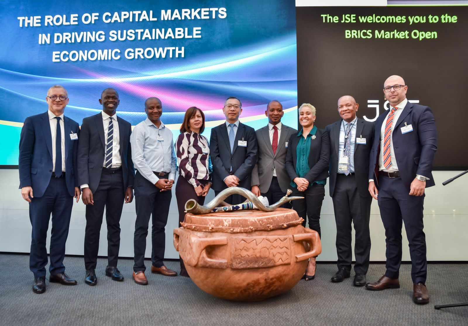 رئيس البورصة المصرية يشارك في حلقة نقاشية ببورصة جوهانسبرج على هامش مؤتمر البريكس