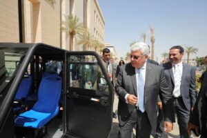 أول سيارة كهربائية بأيدى مصرية