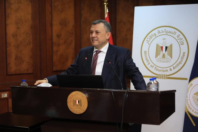 أحمد عيسى وزير السياحة والآثار