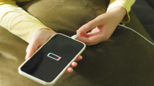 تحذير جديد من “آبل”.. لا تشحن هاتف “آيفون” أثناء النوم لهذا الأسباب!