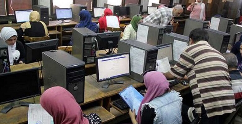 طالب يسجلون في تنسيق