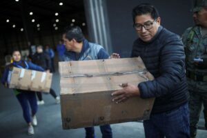 الناخبون في الإكوادور يصوتون لاختيار رئيس جديد للبلاد