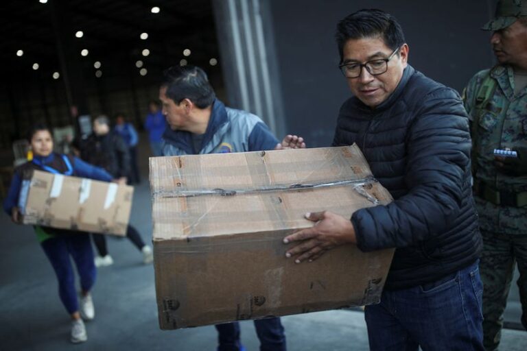 الناخبون في الإكوادور يصوتون لاختيار رئيس جديد للبلاد