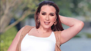 أسما شريف منير تستعرض جمالها بقصة شعرها الجديدة