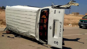 مصرع طفل وإصابة 5 أشخاص في حادث انقلاب سيارة بمطروح