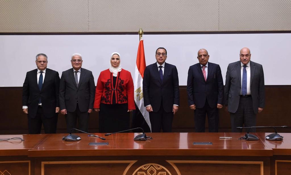 رئيس الوزراء يشهد توقيع بروتوكول تعاون بين هيئة التأمين الإجتماعي و”القابضة للغزل والنسيج”