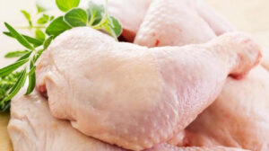 مخاطر فك تجميد الدجاج بطريقة خاطئة